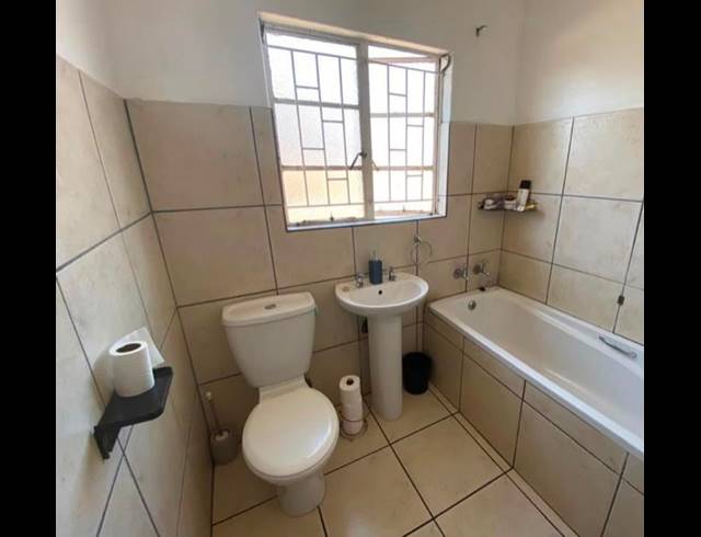 2 BEDROOM APARTMENT FOR SALE IN VANDERBIJLPARK CW 5